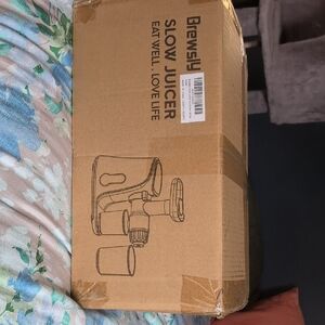 White Brewesly Slow Juicer